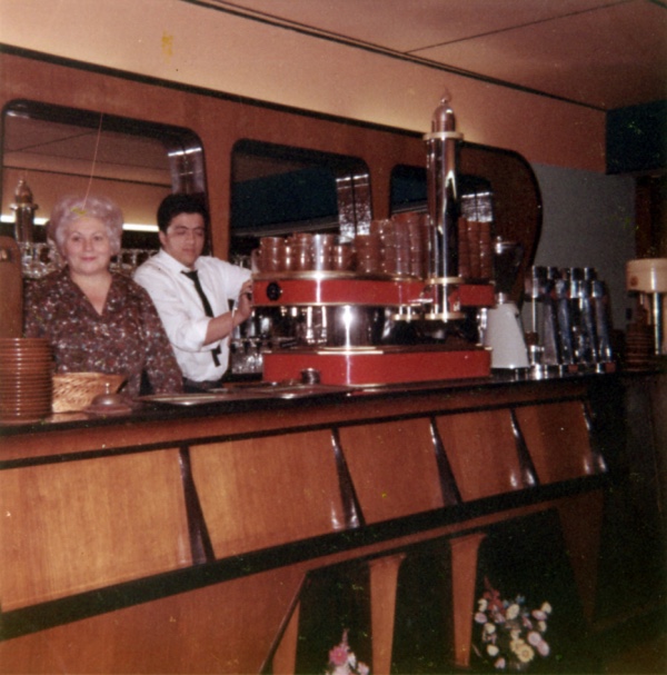 Echtgenote en zoon van oprichter Erminio Mazzaro achter de bar van de Mokabon, jaren 1960