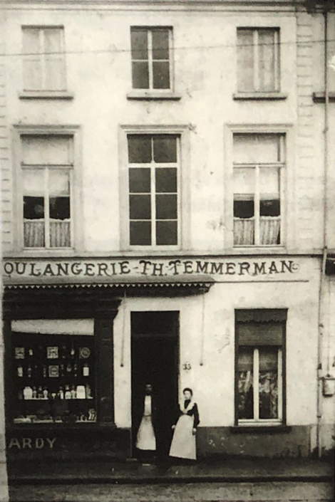 Boulangerie Theodoor Temmerman rond 1900. De gevel is veranderd, maar de achterbouw is gebleven.