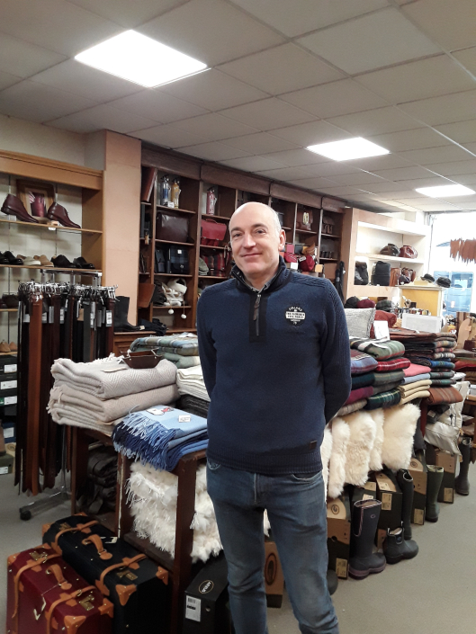 Métier-Reyné is een meer dan 20 jaar oude speciaalzaak met een uitgebreid assortiment lederwaren, schapenvachten, tapijten, koeienhuiden, warme wollen plaids, schoenen en pantoffels.