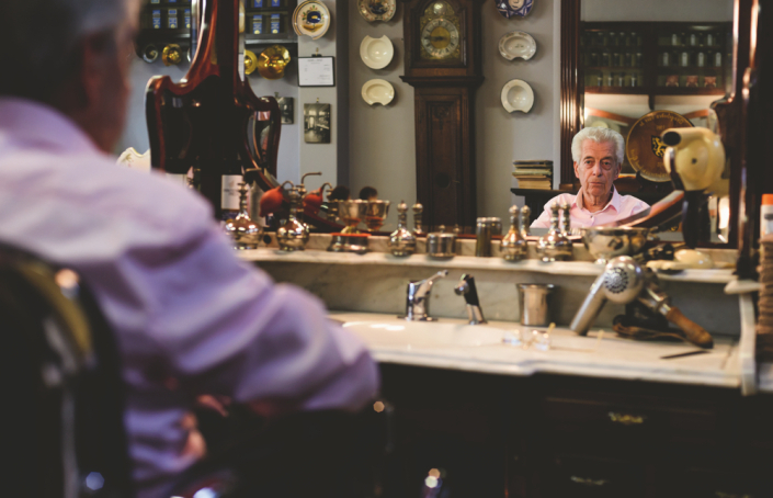 Kapsalon Kenneth aan de Coupure is een nostalgische herenkapperszaak met een goed bewaard art nouveau interieur uit 1890