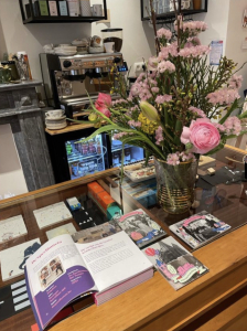 Brochure en postkaartjes te verkrijgen bij Speelfontein en alle andere deelnemende handelaars